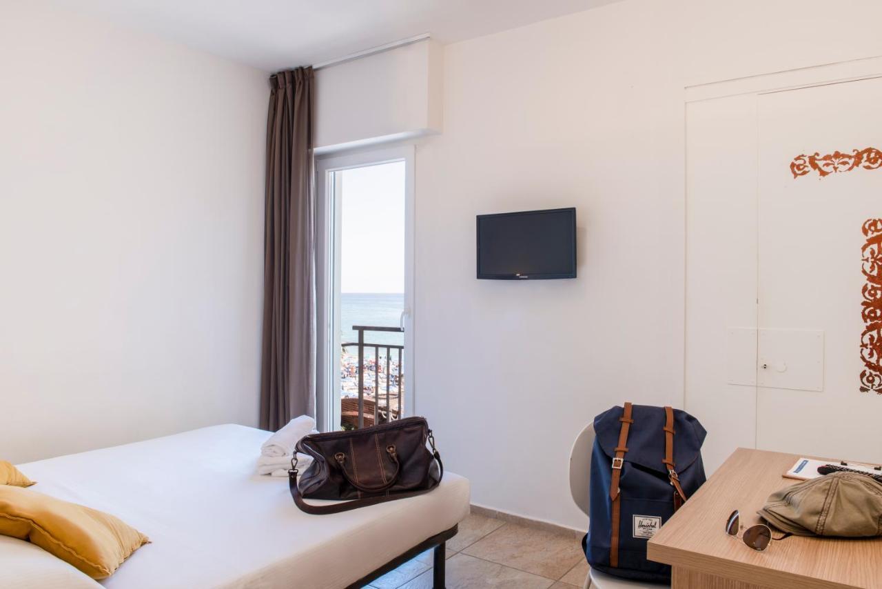 Hotel Jolly Roger Pietra Ligure Exteriör bild