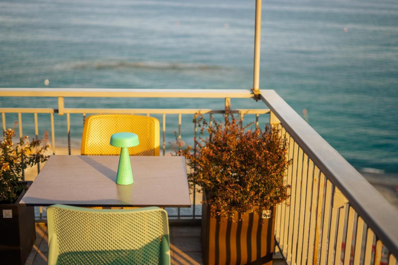 Hotel Jolly Roger Pietra Ligure Exteriör bild