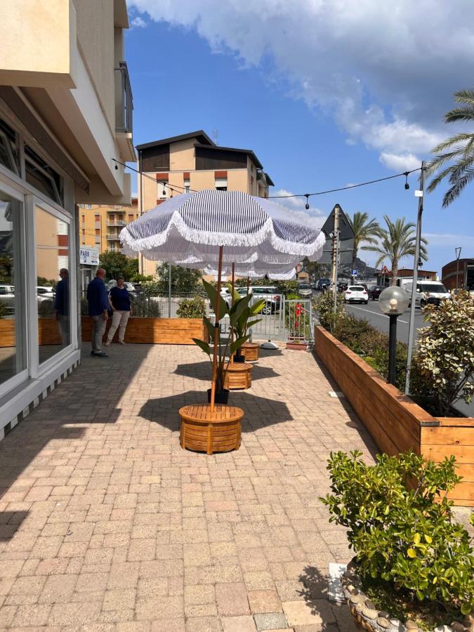 Hotel Jolly Roger Pietra Ligure Exteriör bild