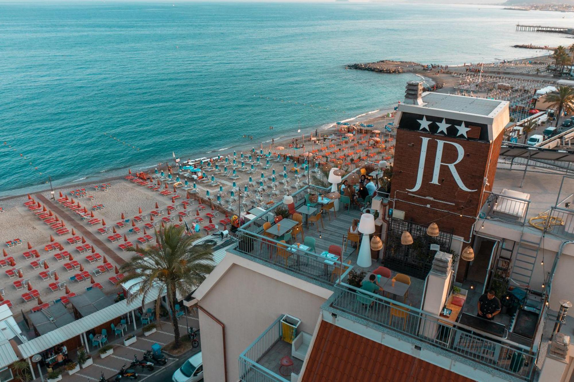 Hotel Jolly Roger Pietra Ligure Exteriör bild