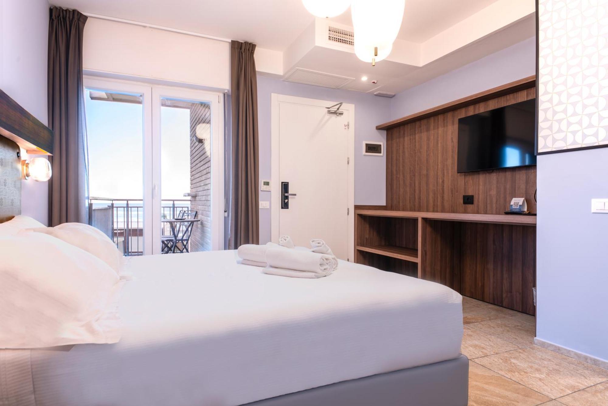 Hotel Jolly Roger Pietra Ligure Exteriör bild