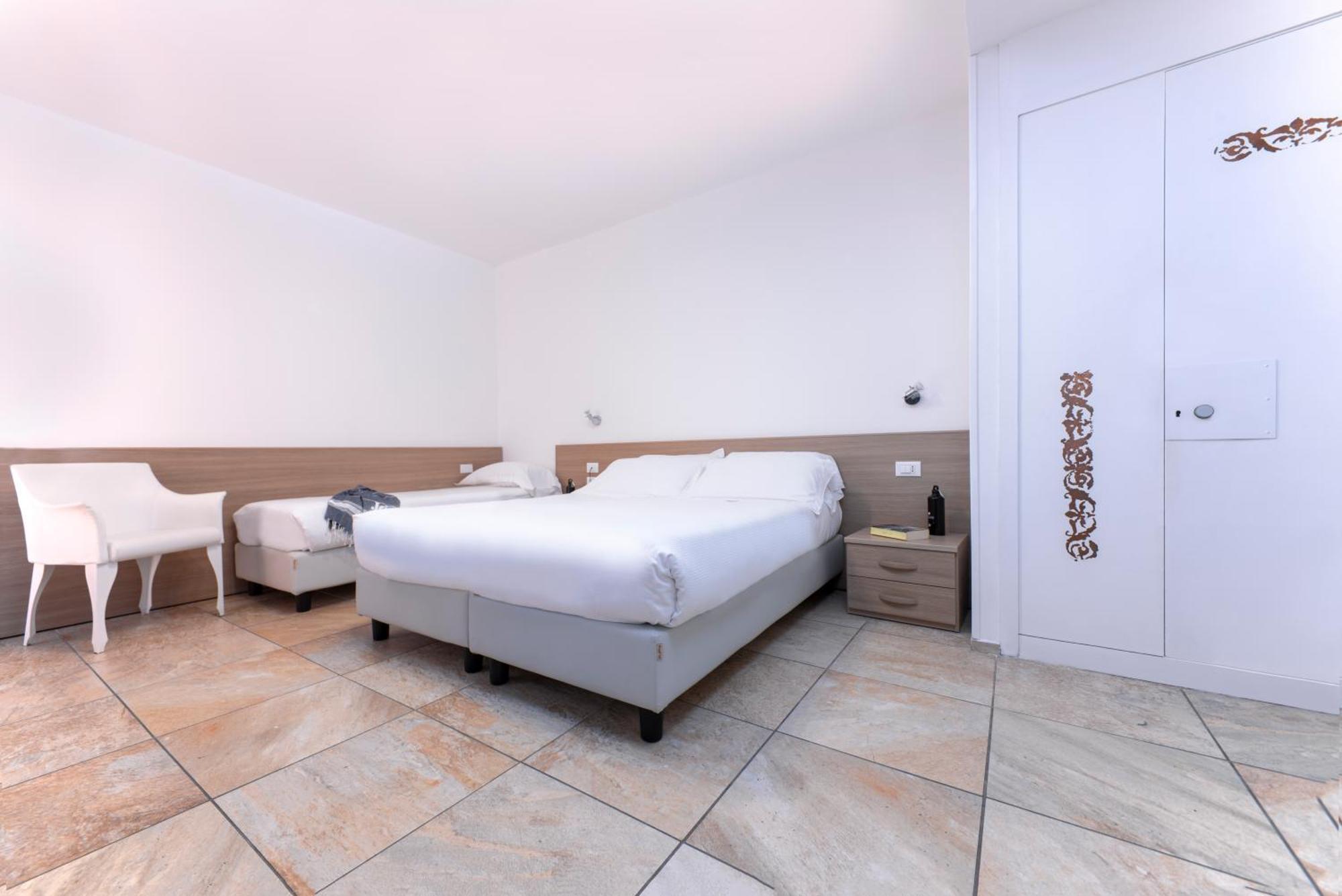Hotel Jolly Roger Pietra Ligure Exteriör bild